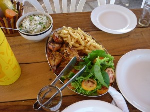 Langoustes grillées, frites, salade et riz au brocolis